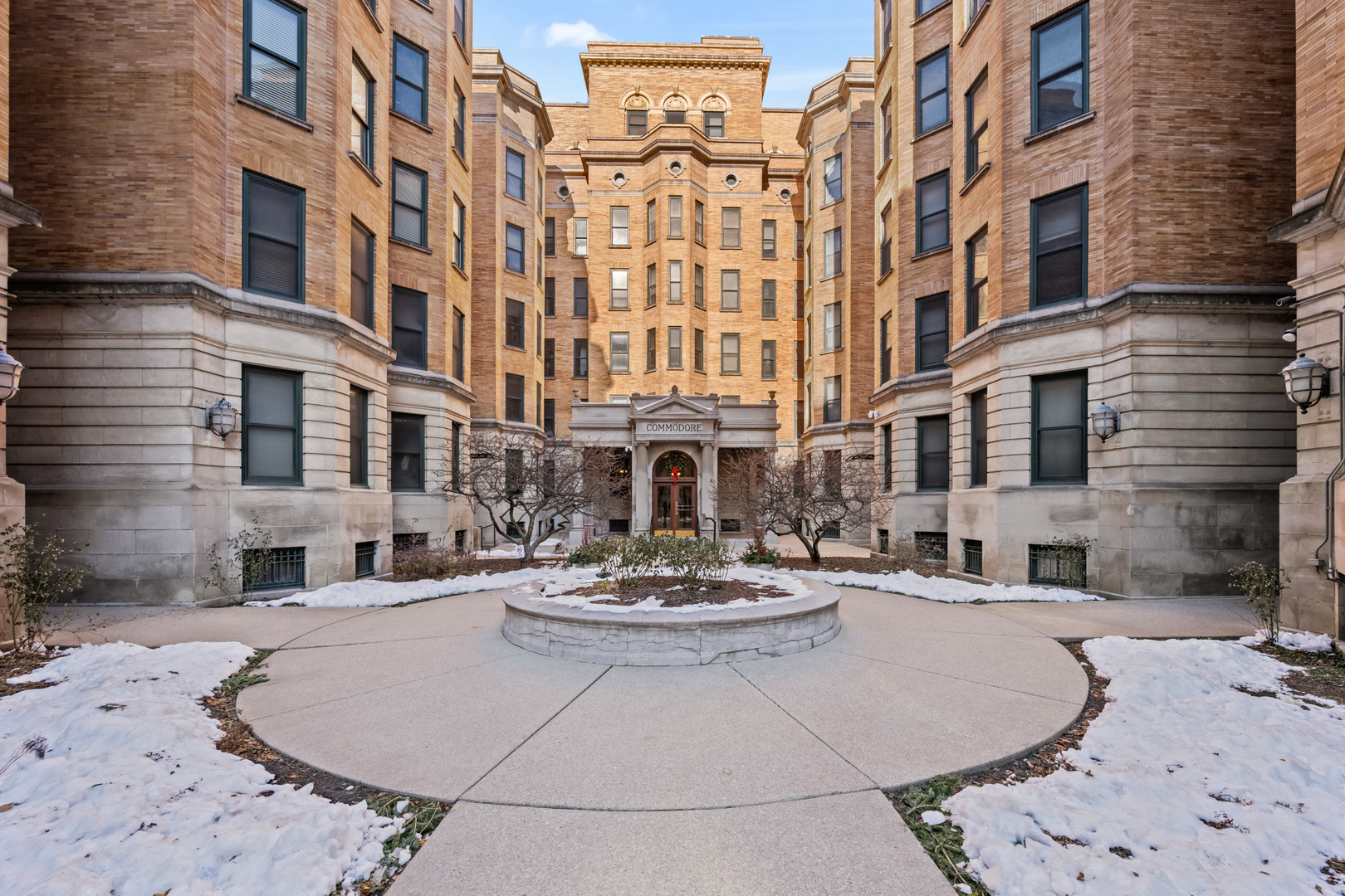 550 W Surf Street #215, Chicago, IL 60657