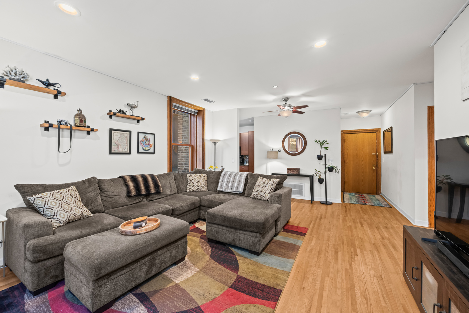 550 W Surf Street #215, Chicago, IL 60657