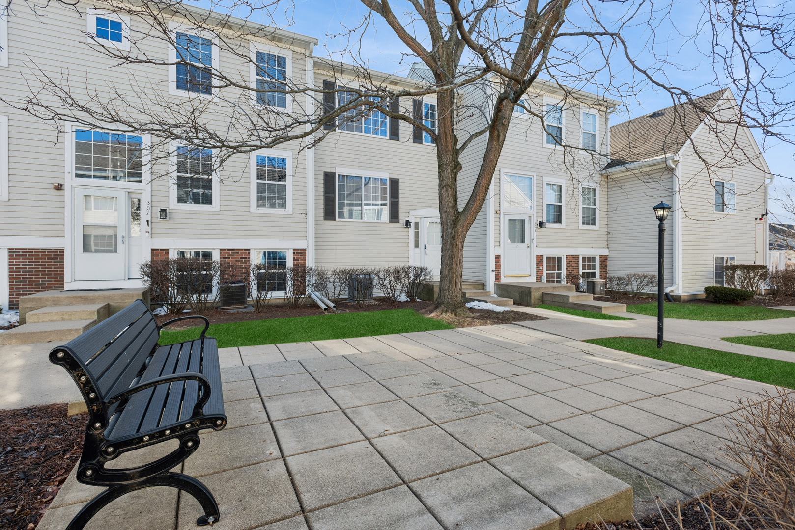 307 E Victoria Circle, North Aurora, IL 60542