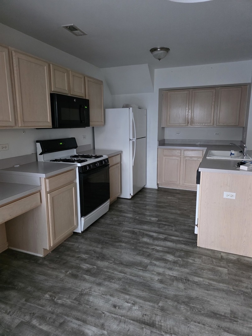 1066 FOUR SEASONS Boulevard, Aurora, IL 60504