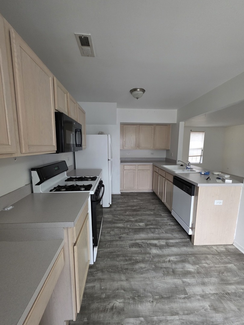 1066 FOUR SEASONS Boulevard, Aurora, IL 60504