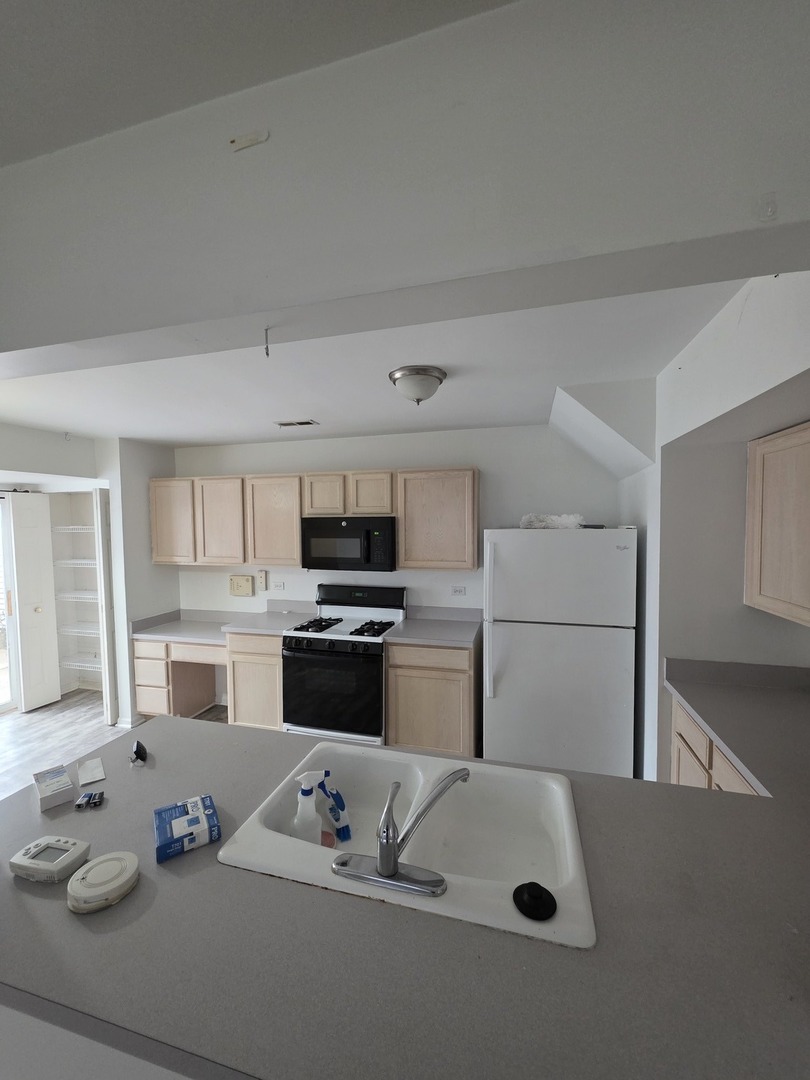 1066 FOUR SEASONS Boulevard, Aurora, IL 60504