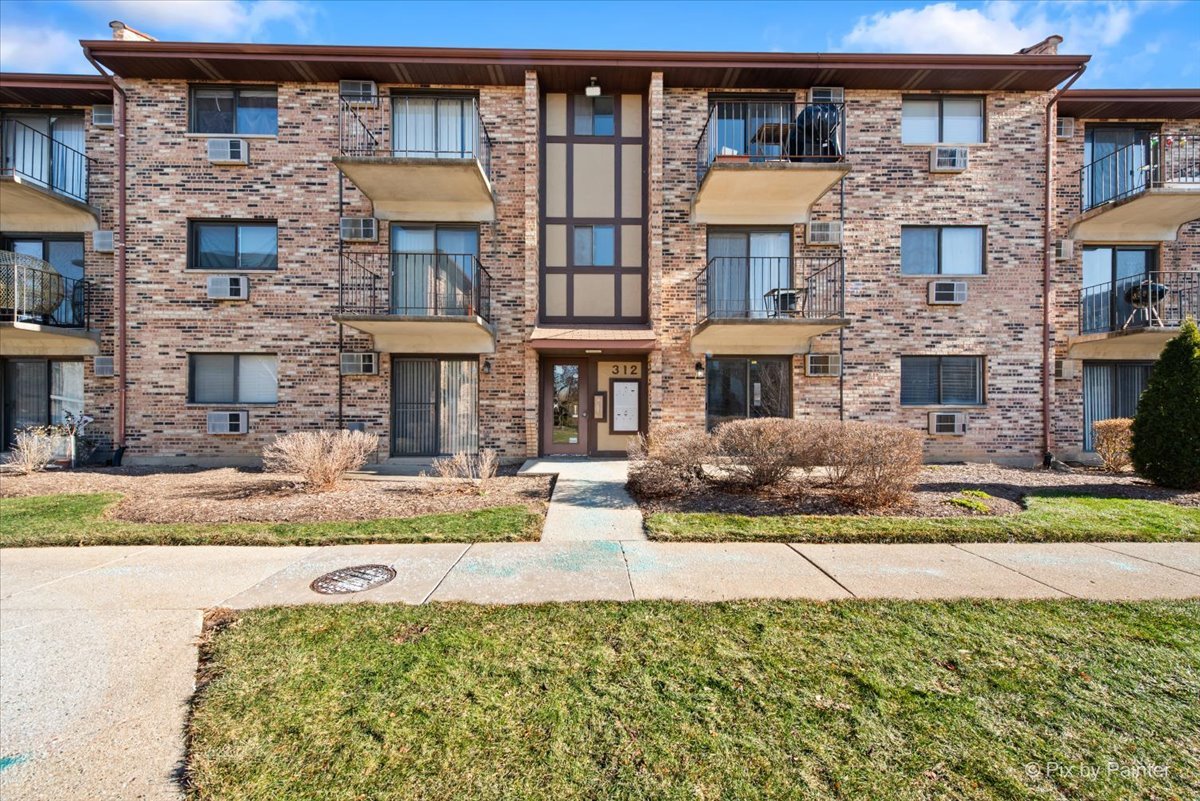 312 Klein Creek Court #B, Carol Stream, IL 60188