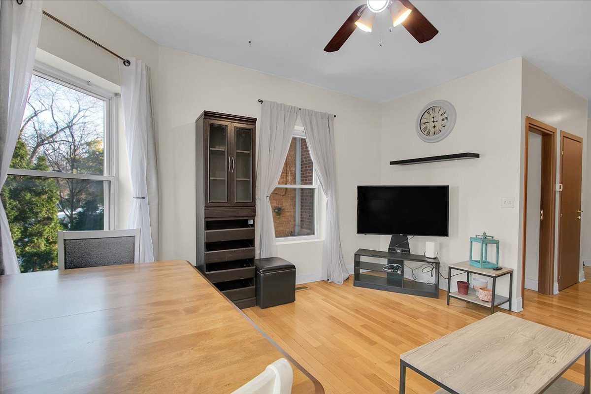 1647 W Sherwin Avenue #1, Chicago, IL 60626