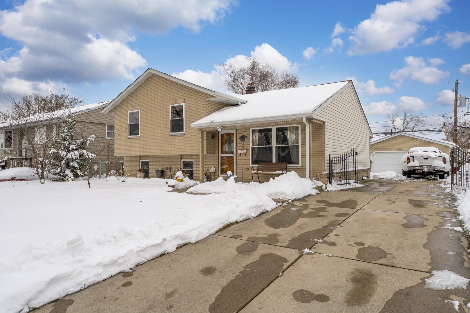 38 W Altgeld Avenue, Glendale Heights, IL 60139