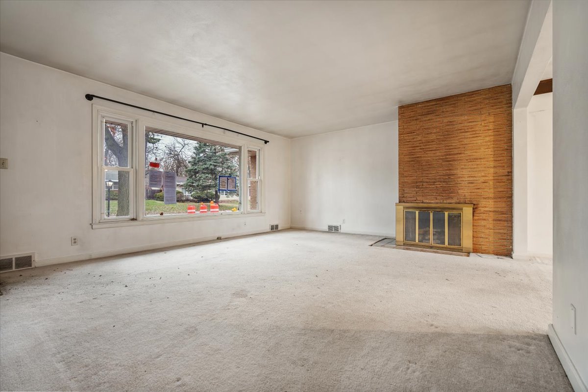 7 Walker Drive, Bloomington, IL 61701