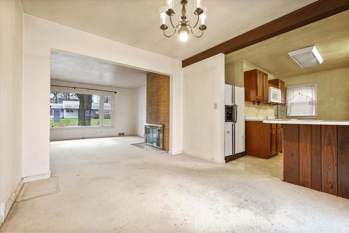 7 Walker Drive, Bloomington, IL 61701