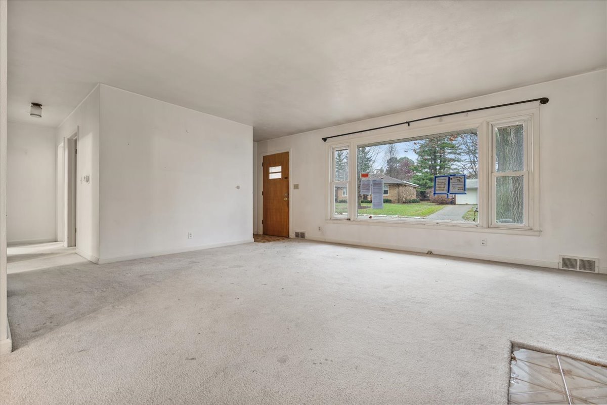 7 Walker Drive, Bloomington, IL 61701