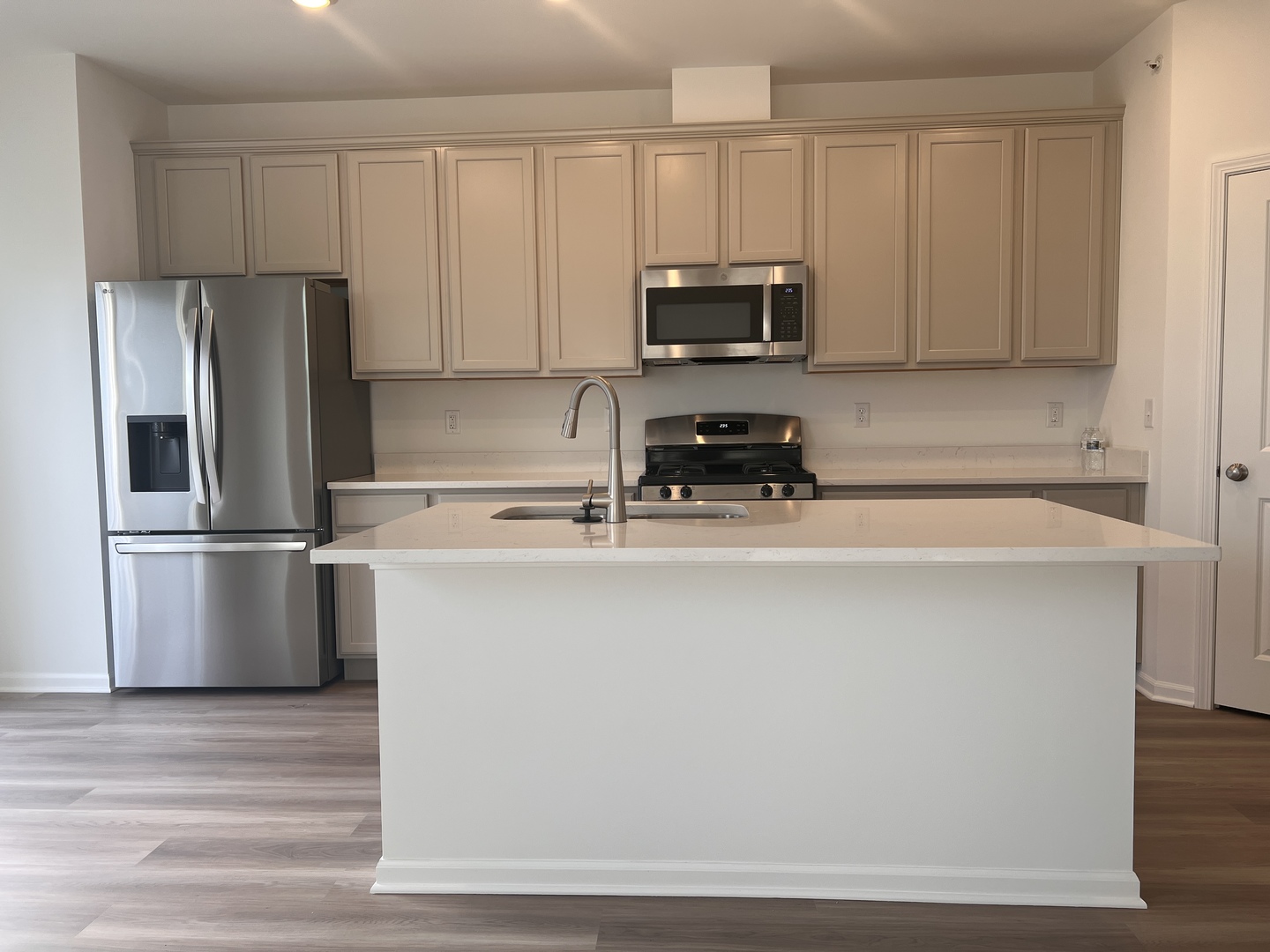 302 Kingsport Drive #302, South Elgin, IL 60177