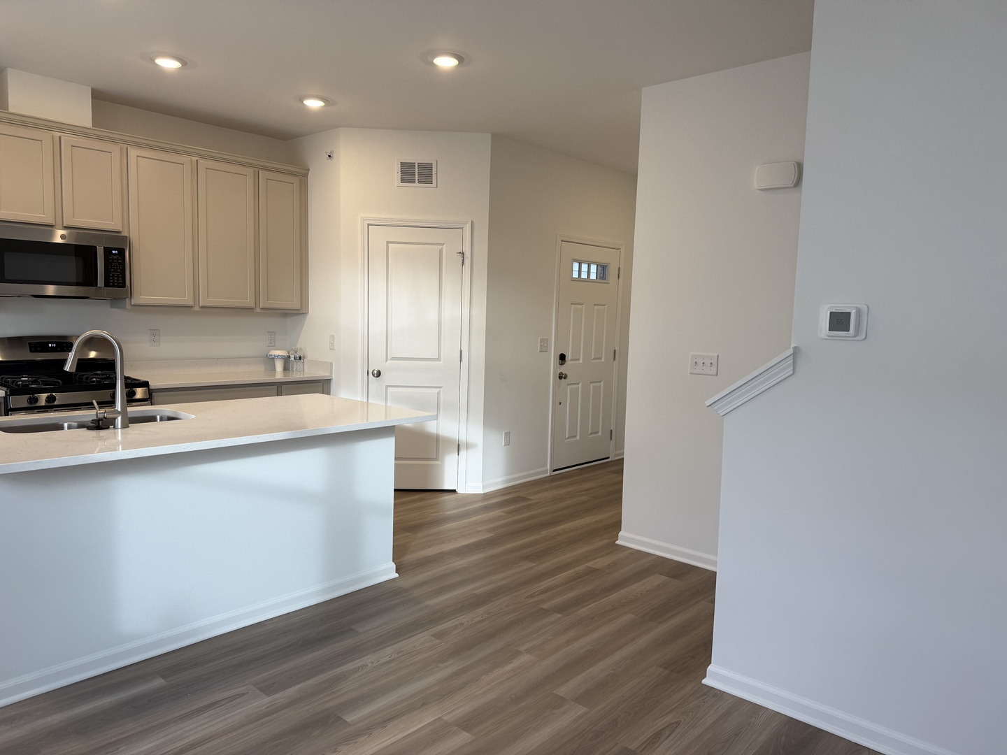 302 Kingsport Drive #302, South Elgin, IL 60177