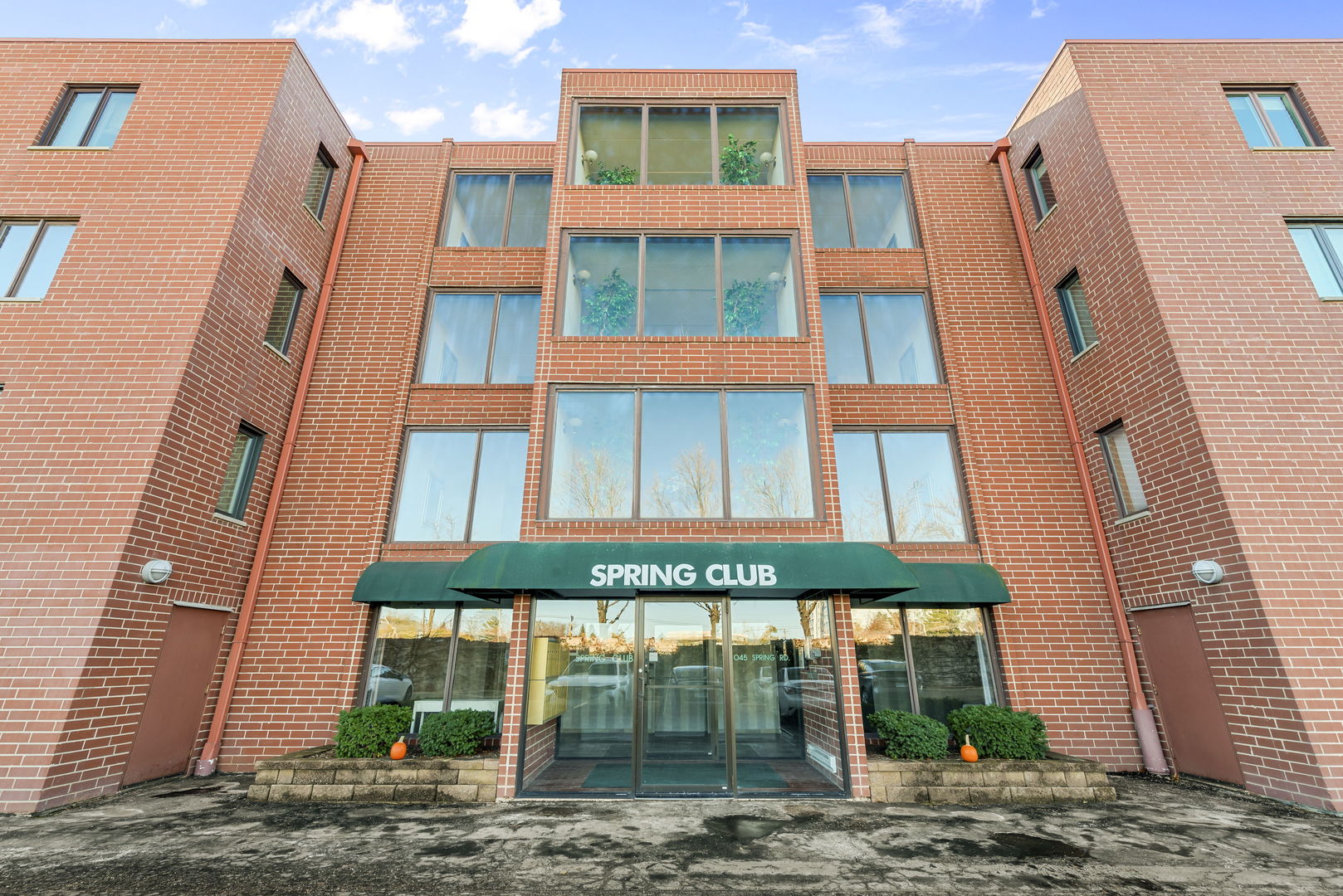 1S045 Spring Road #1D, Oakbrook Terrace, IL 60181