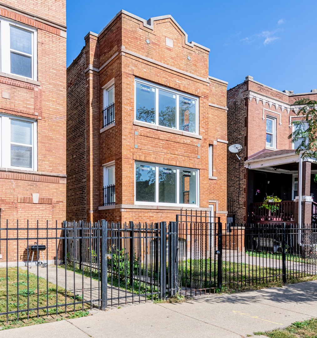 4044 W Kamerling Avenue, Chicago, IL 60651