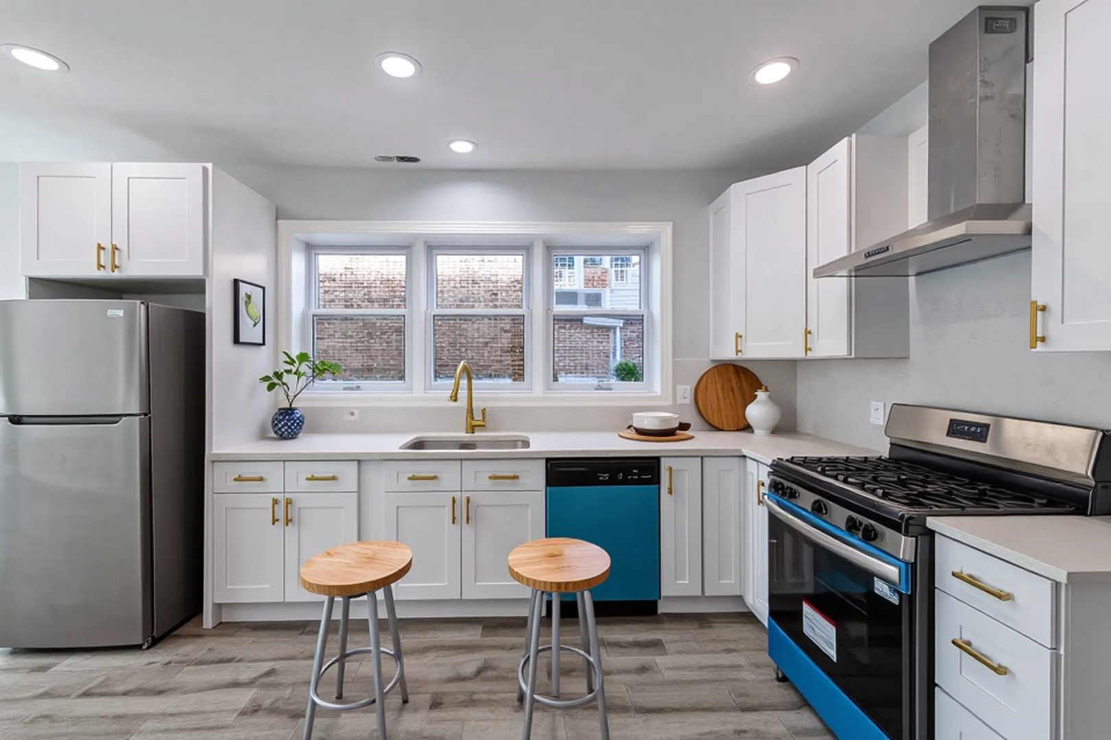 4044 W Kamerling Avenue, Chicago, IL 60651