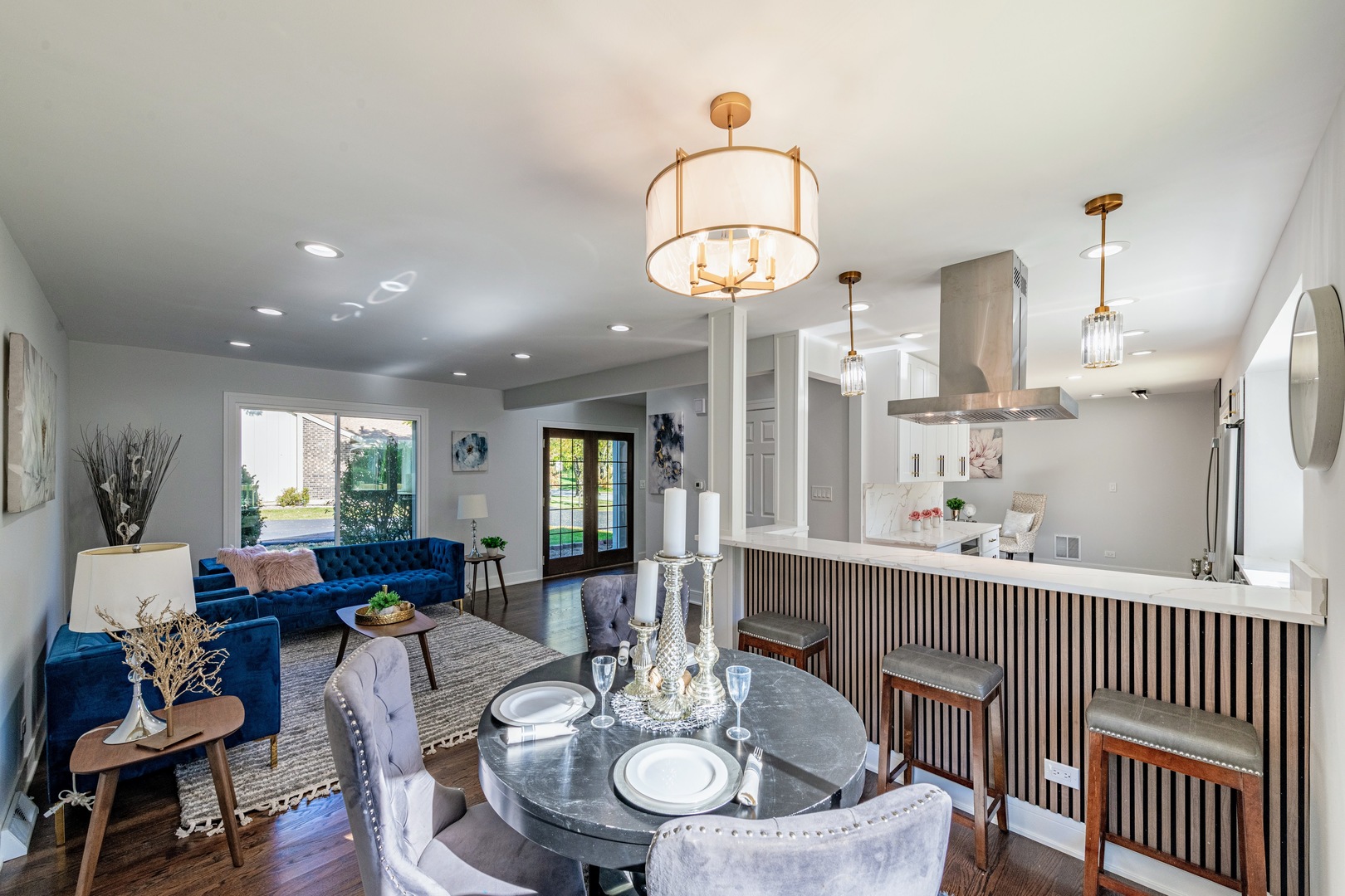 380 Ventura Club Drive, Roselle, IL 60172