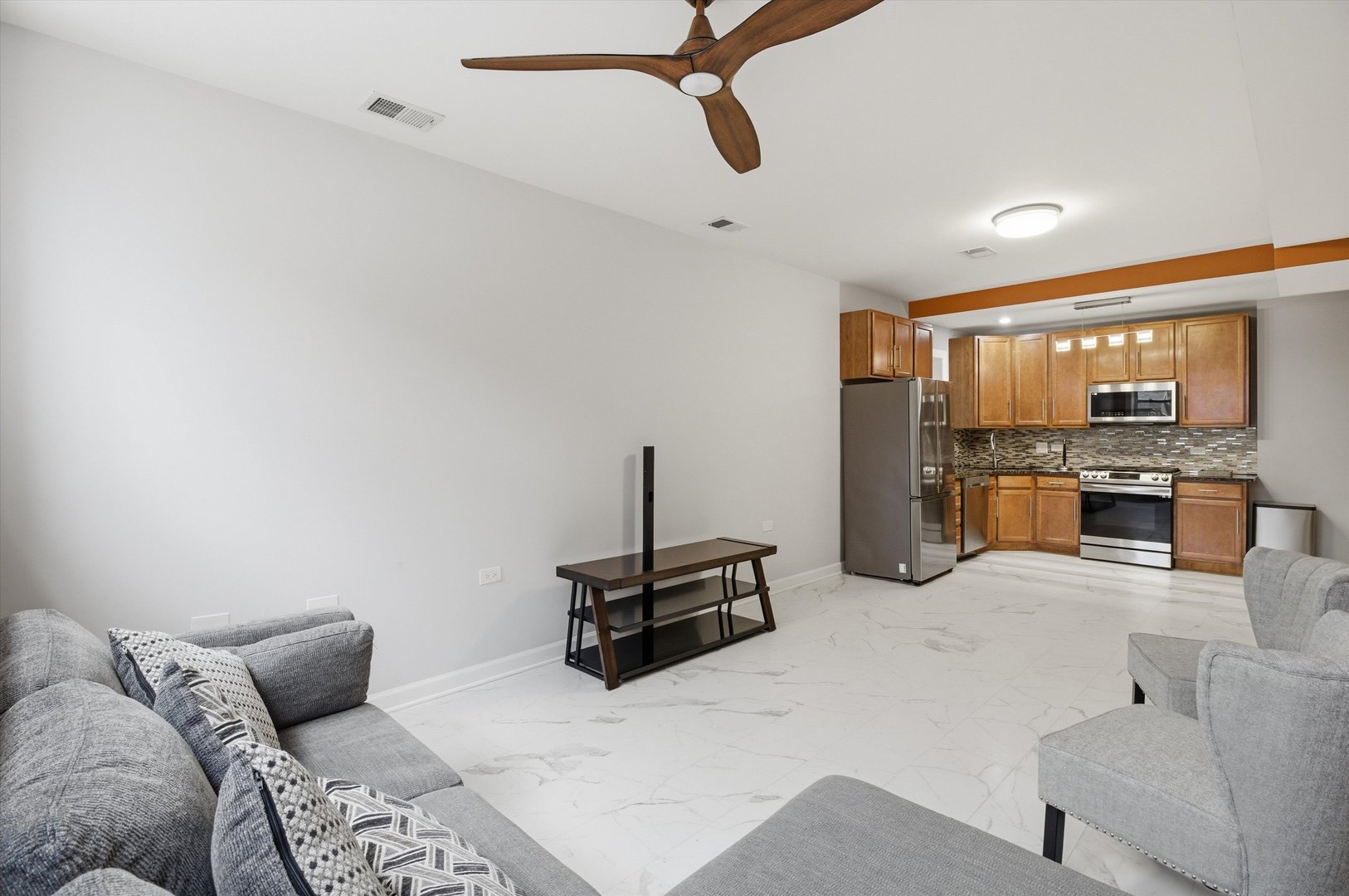 3808 W Belle Plaine Avenue #G, Chicago, IL 60618