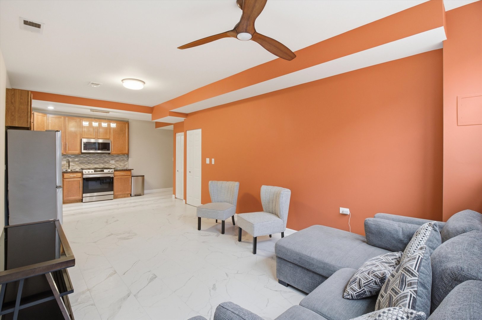 3808 W Belle Plaine Avenue #G, Chicago, IL 60618