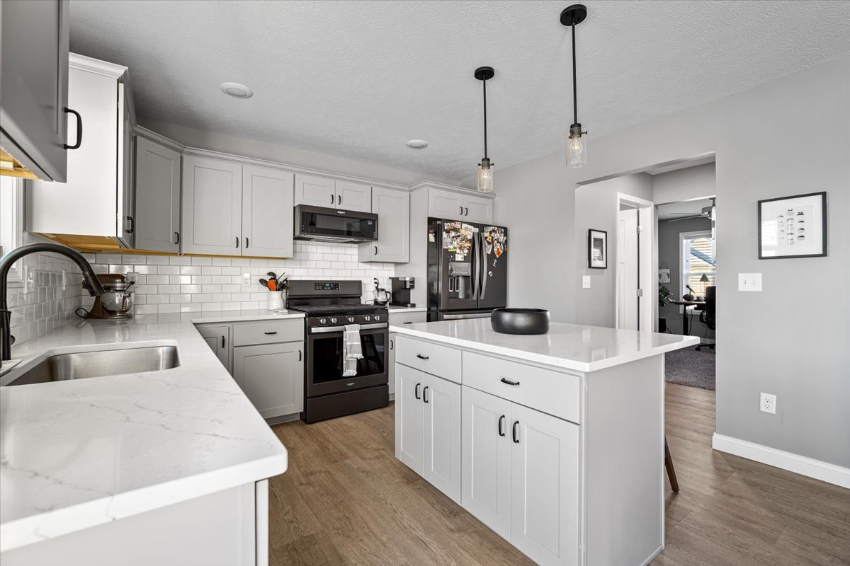 1727 Eide Road, Bloomington, IL 61704