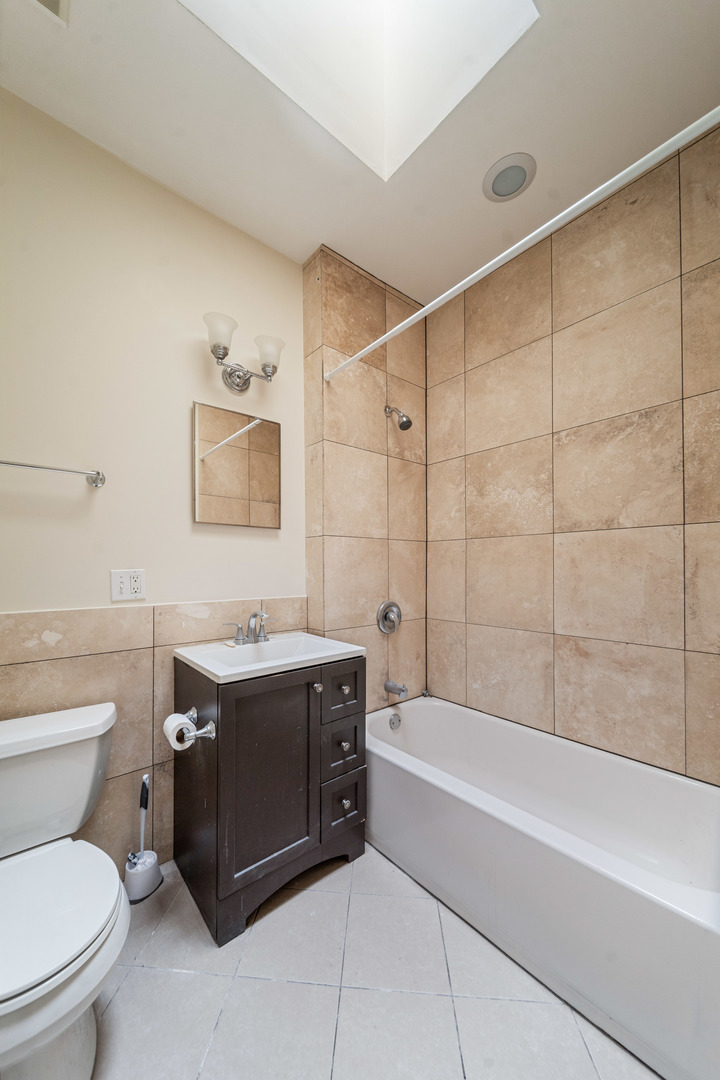 7101-7109 N Clark Street, Chicago, IL 60626