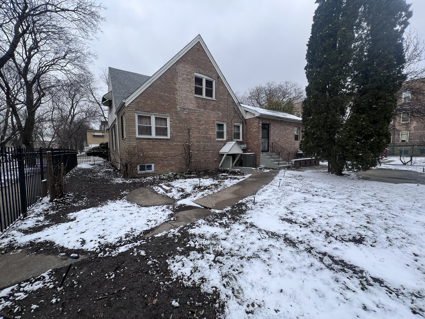 937 E 84th Place, Chicago, IL 60619