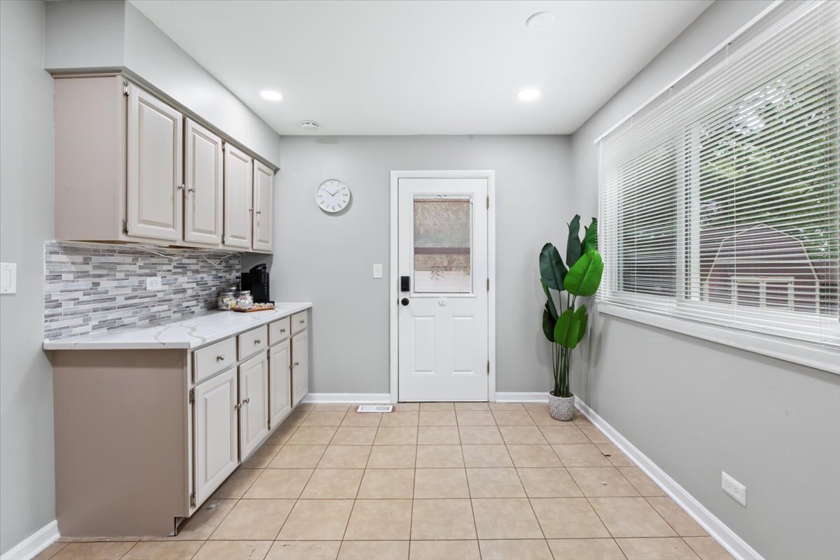 33W067 Bonnie Street, St. Charles, IL 60174