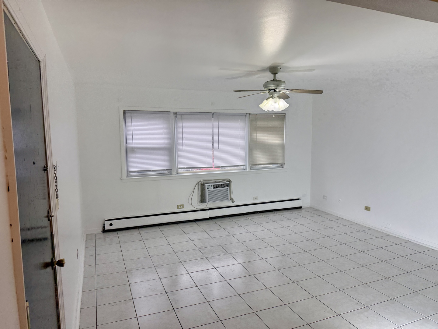 255 E OAK Street #8, Addison, IL 60101