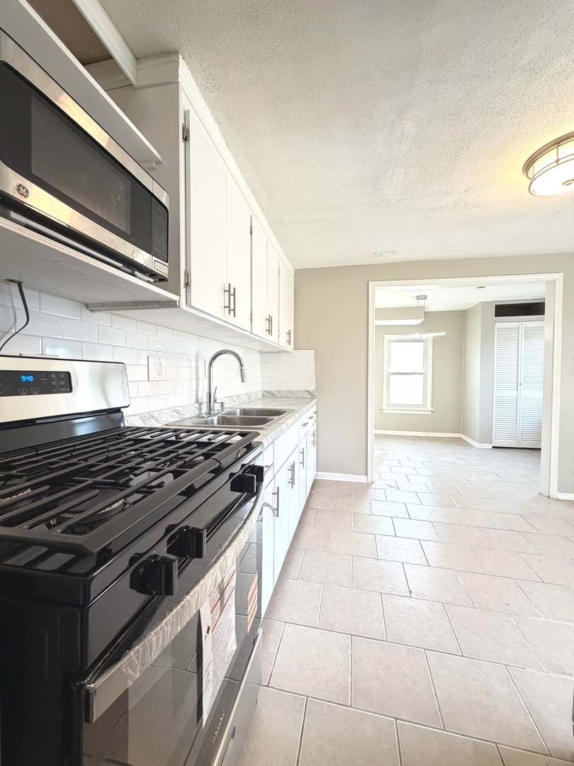 38 N Rebecca Street, Glenwood, IL 60425