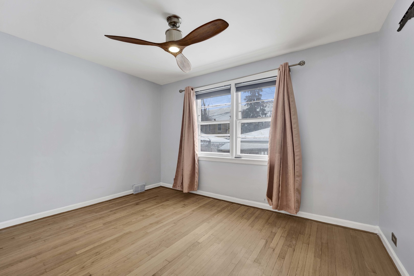 5265 W Devon Avenue, Chicago, IL 60646