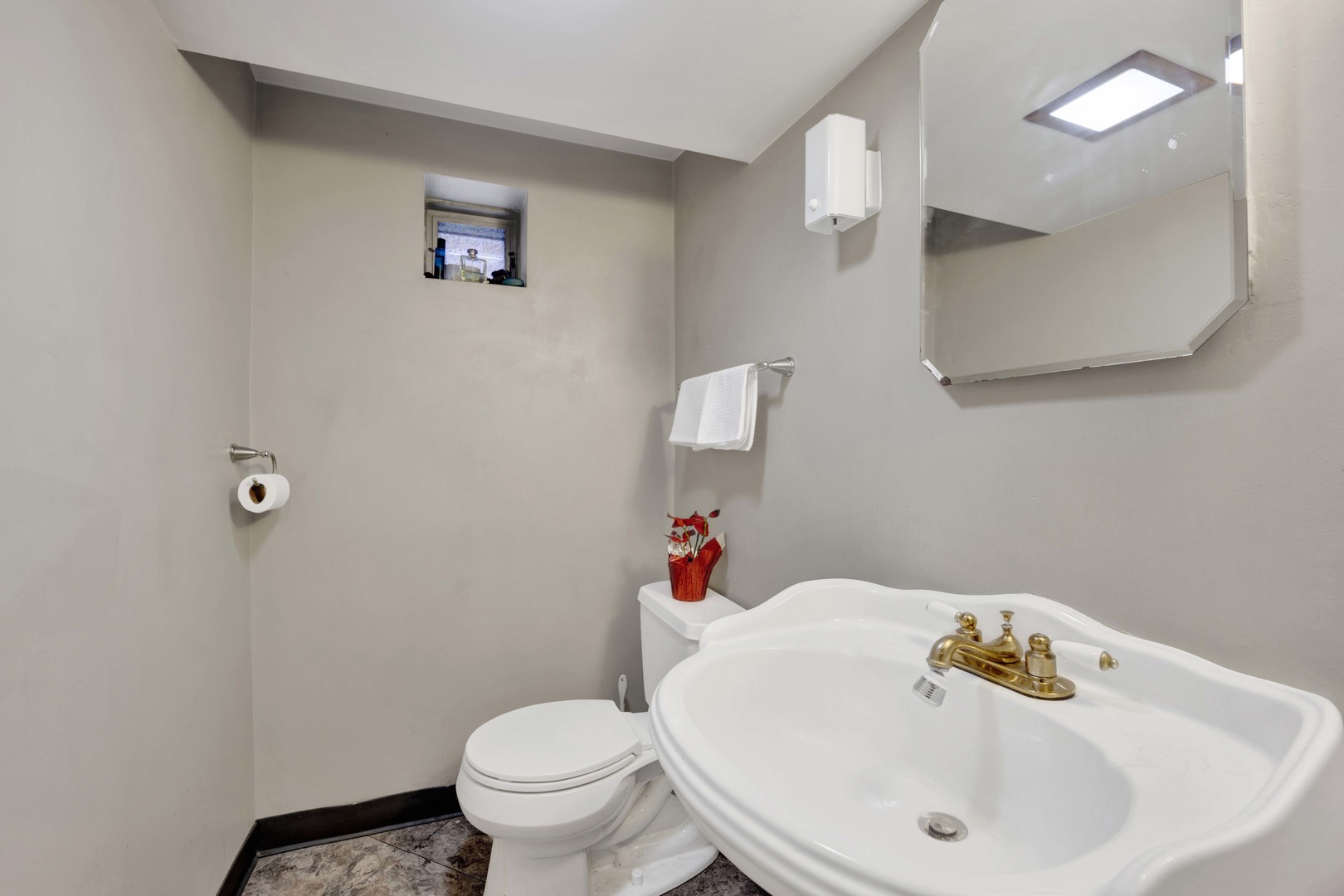 5265 W Devon Avenue, Chicago, IL 60646