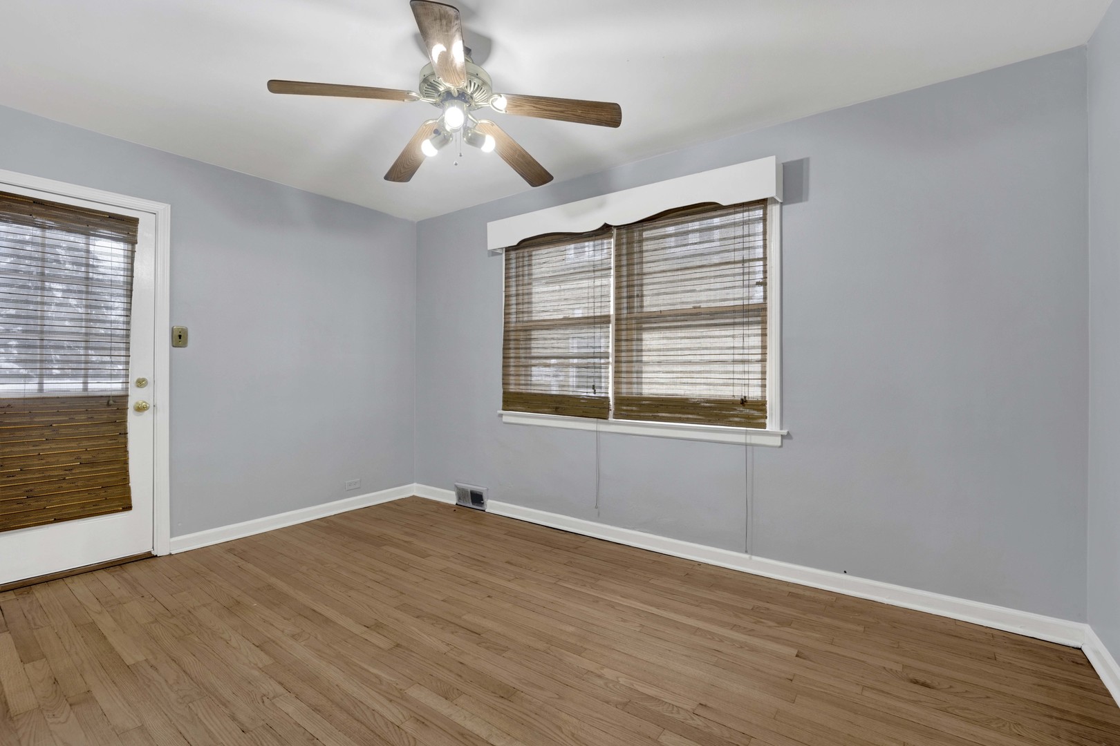 5265 W Devon Avenue, Chicago, IL 60646