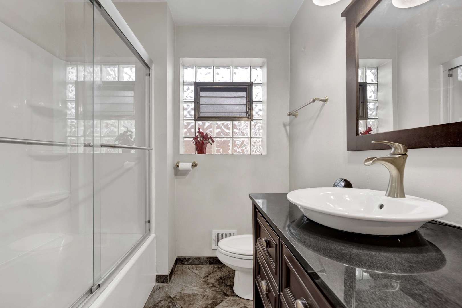 5265 W Devon Avenue, Chicago, IL 60646