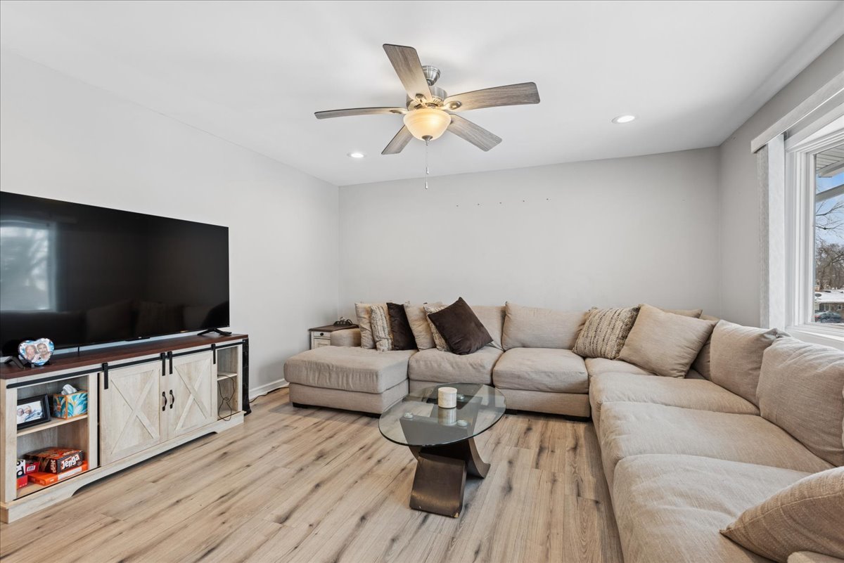 128 Mccabe Drive, Streamwood, IL 60107