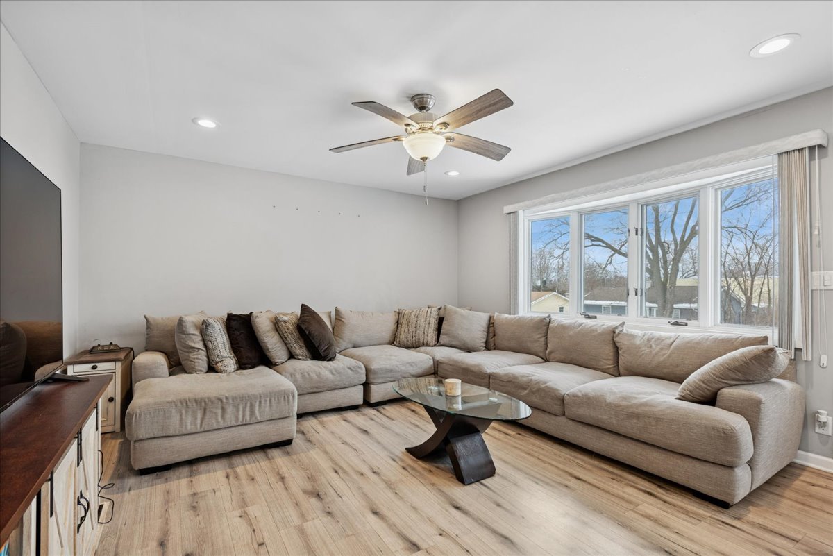 128 Mccabe Drive, Streamwood, IL 60107