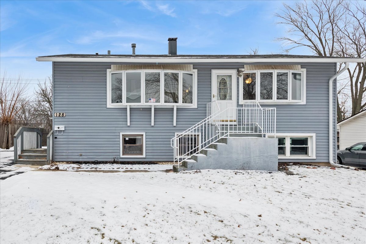 128 Mccabe Drive, Streamwood, IL 60107