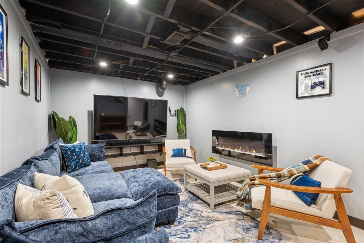 1135 Mount Vernon Court #B, Wheaton, IL 60189