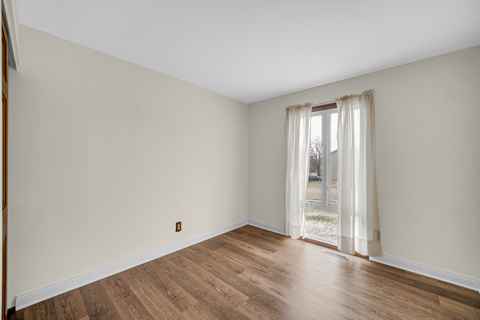 5213 W Greenbrier Drive, McHenry, IL 60050