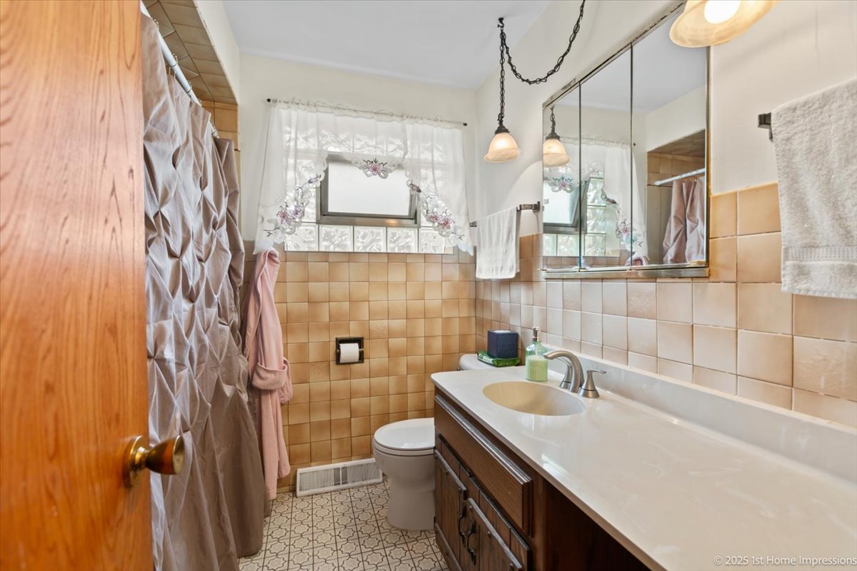 11214 S Sacramento Avenue, Chicago, IL 60655