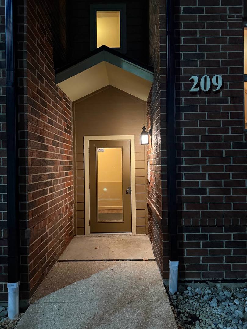 209 Glengarry Drive #302, Bloomingdale, IL 60108