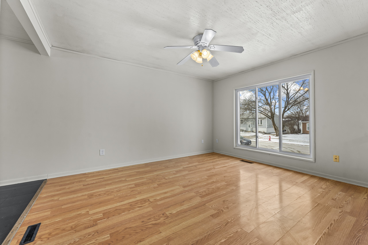 215 Mayfield Drive, Streamwood, IL 60107