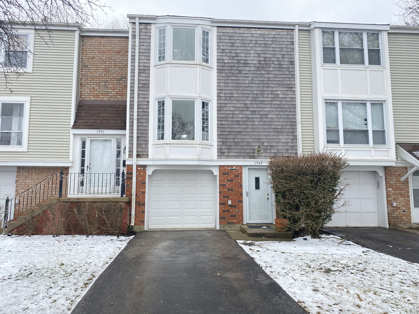 1949 Governors Lane, Hoffman Estates, IL 60169