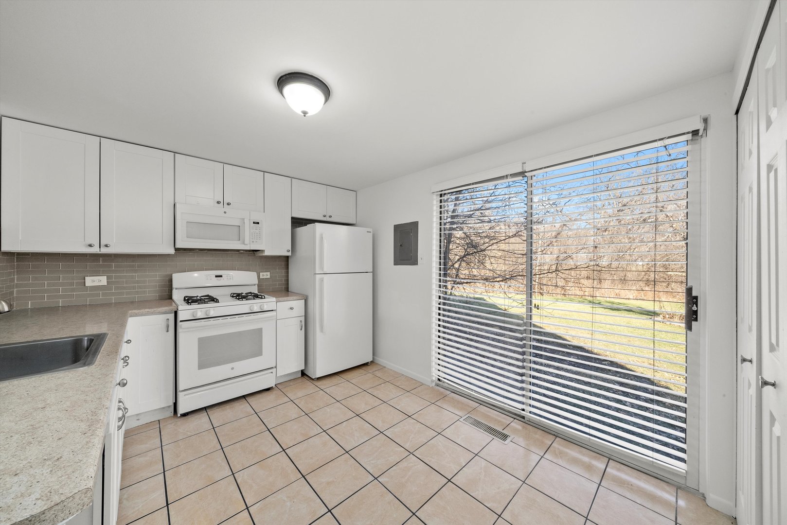 430 Normandie Lane #430, Round Lake Beach, IL 60073