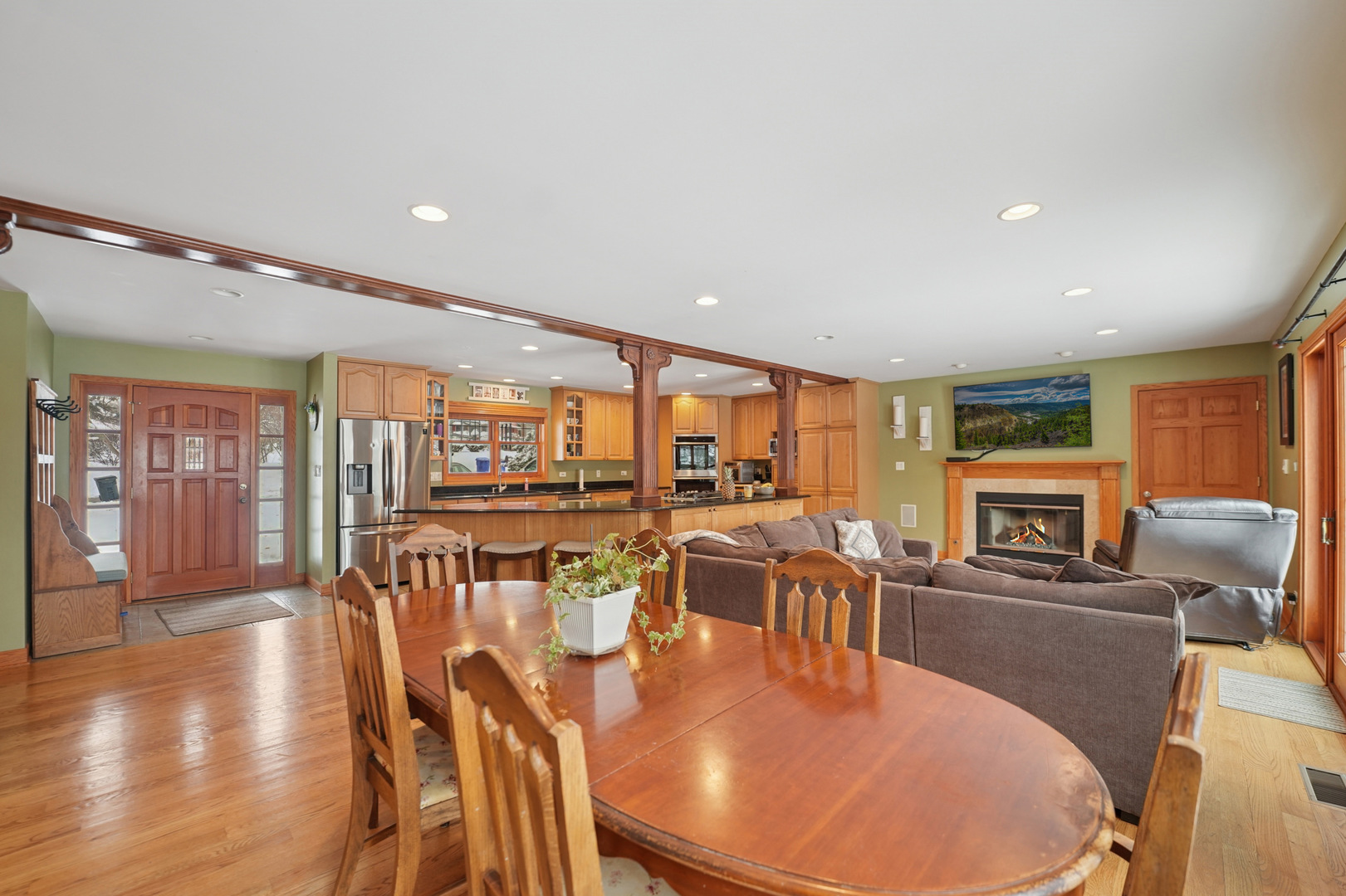 293 Abbotsford Court, Glen Ellyn, IL 60137