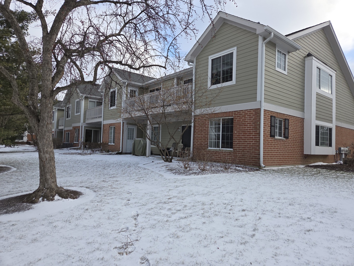 2466 Charleston Drive #1, Schaumburg, IL 60193