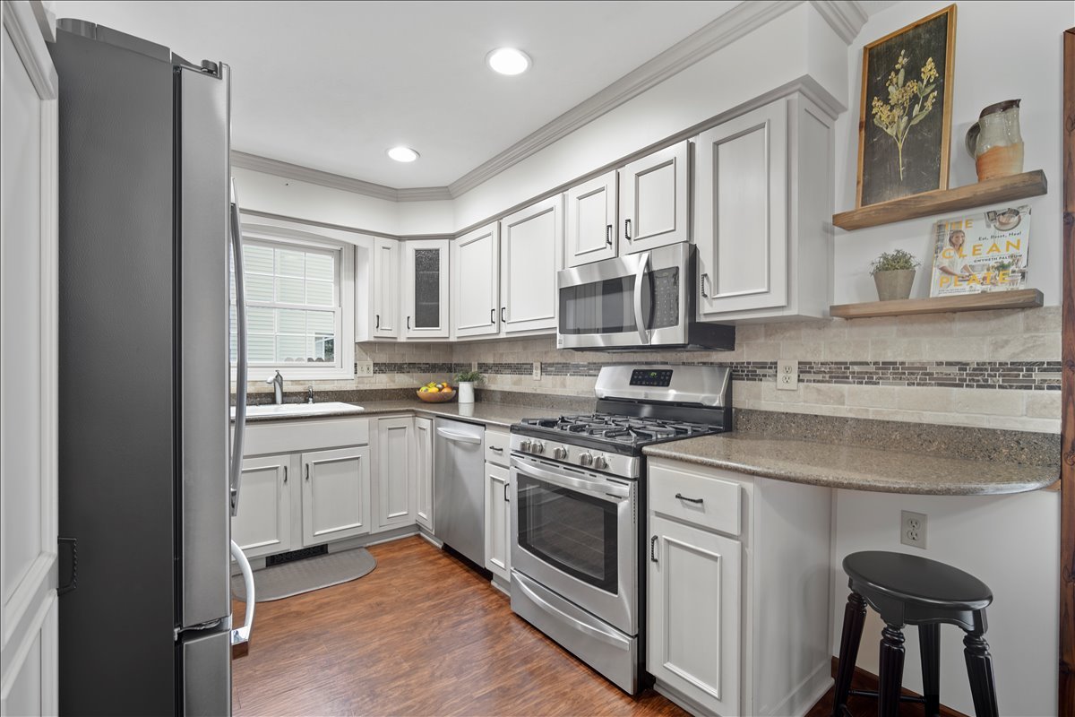 404 Lake Shore Circle, Bloomington, IL 61704