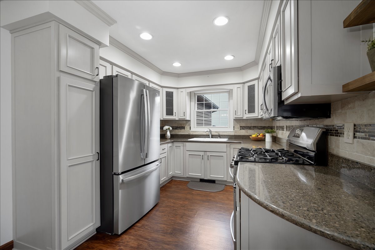 404 Lake Shore Circle, Bloomington, IL 61704