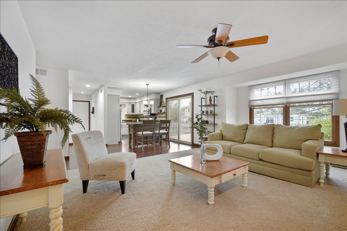 404 Lake Shore Circle, Bloomington, IL 61704