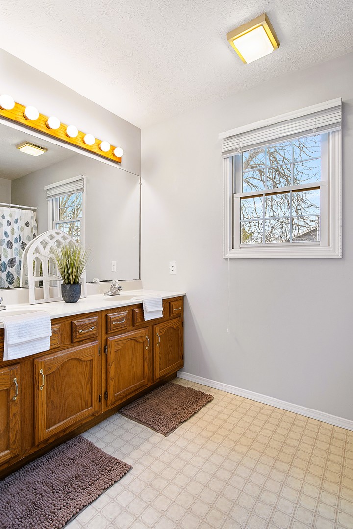 9 Blue Lake Court, Bloomington, IL 61704