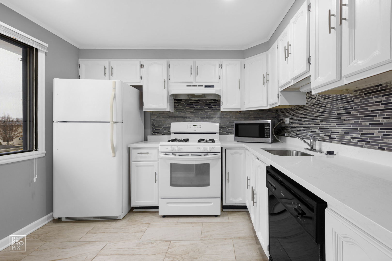 115 Millbrook Lane #115, Schaumburg, IL 60193