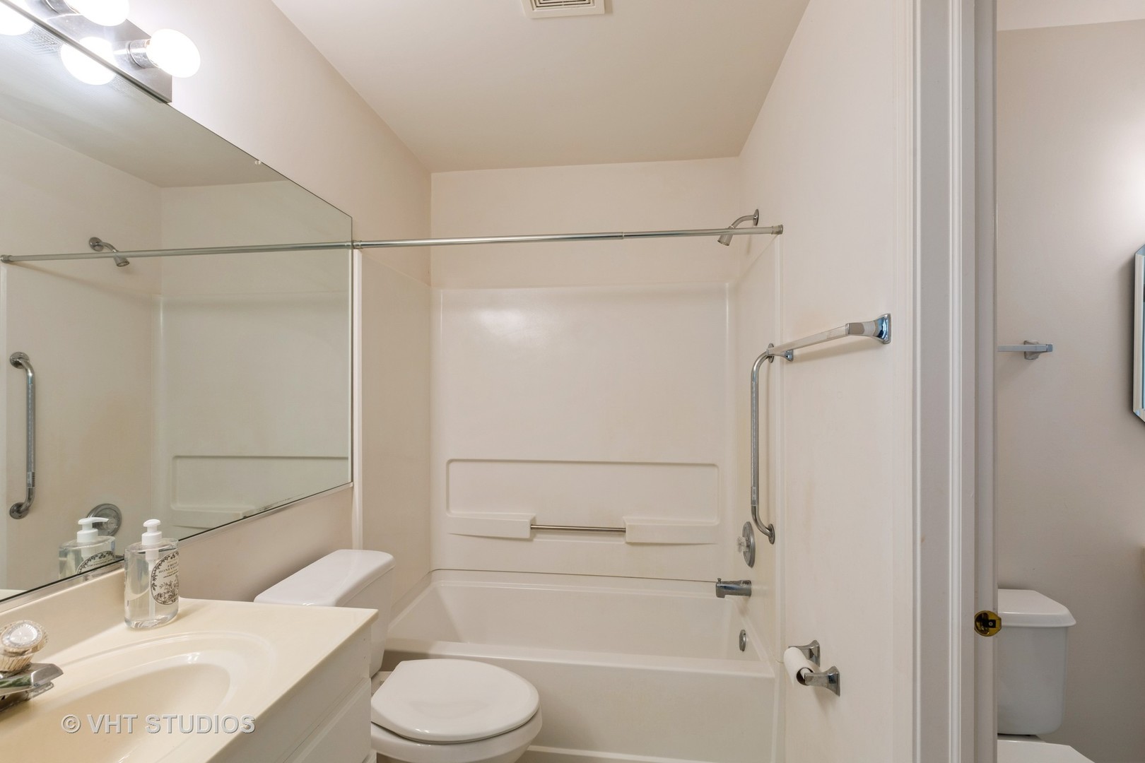 4 Arboretum Drive, Lombard, IL 60148