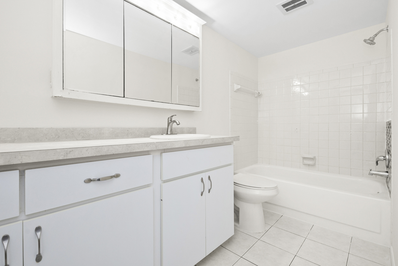 3240 N Manor Drive #216, Lansing, IL 60438