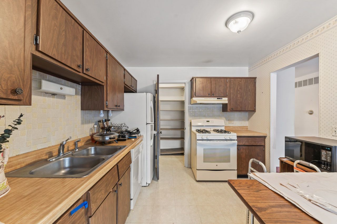 328 Woodbury Court #B1, Schaumburg, IL 60193